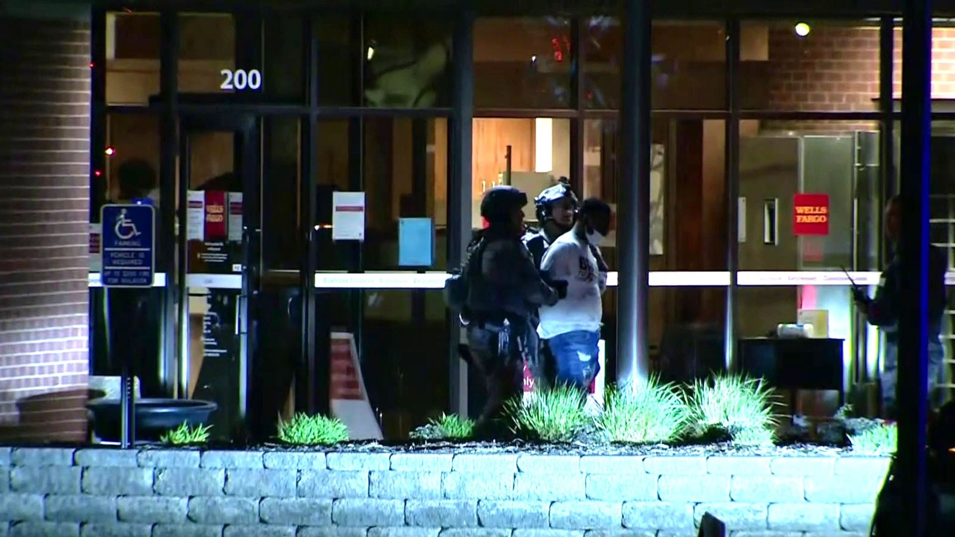 Watch TODAY Highlight Standoff in Minnesota bank ends with hostages