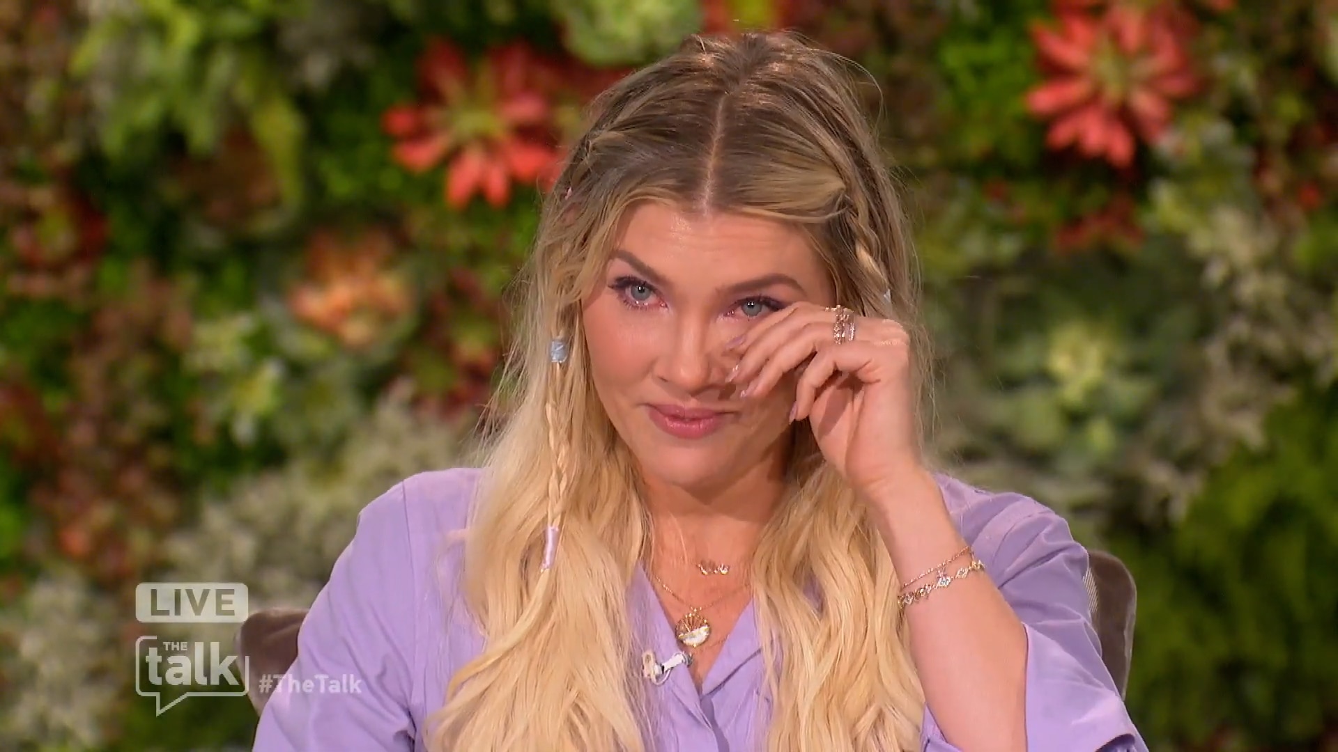 Watch Access Hollywood Interview Amanda Kloots In Tears Over Mom Guilt
