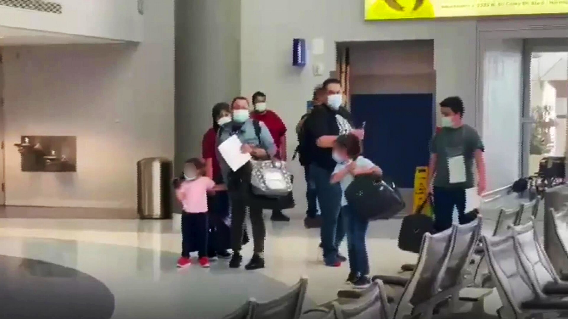 Watch Noticias Telemundo Mediodía Highlight Dos De Las Niñas Migrantes Watch Noticias Telemundo Mediodía Highlight Dos De Las Niñas Migrantes