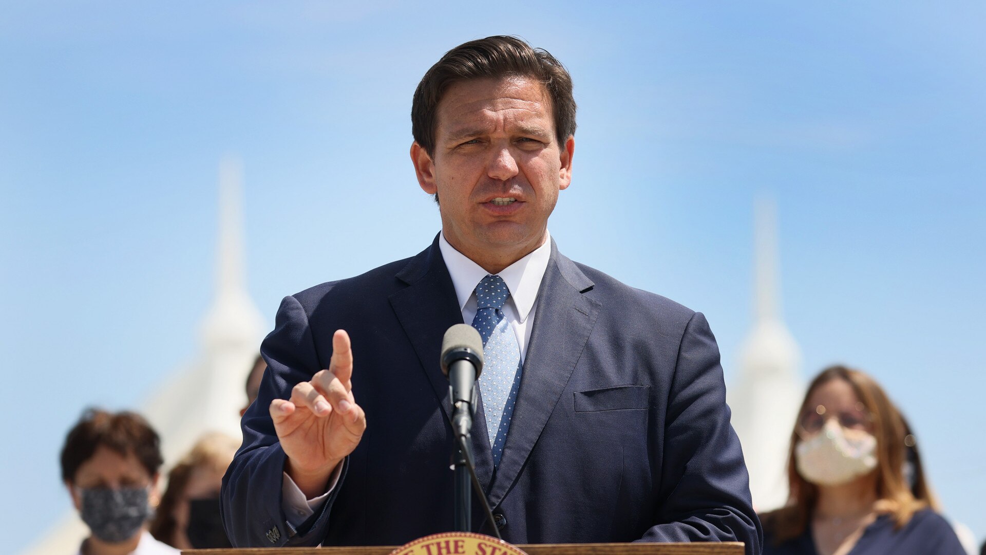 Watch Al Rojo Vivo Highlight Gobierno de Florida firma la polémica ley