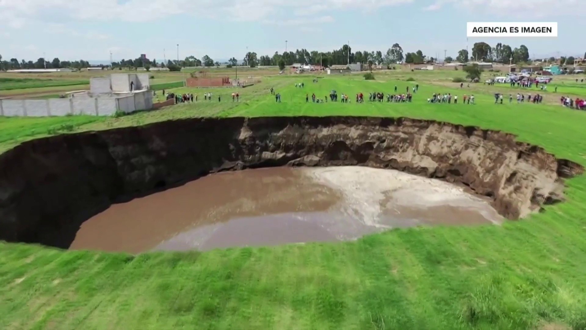 Watch TODAY Highlight Massive Mexican sinkhole threatens to swallow an