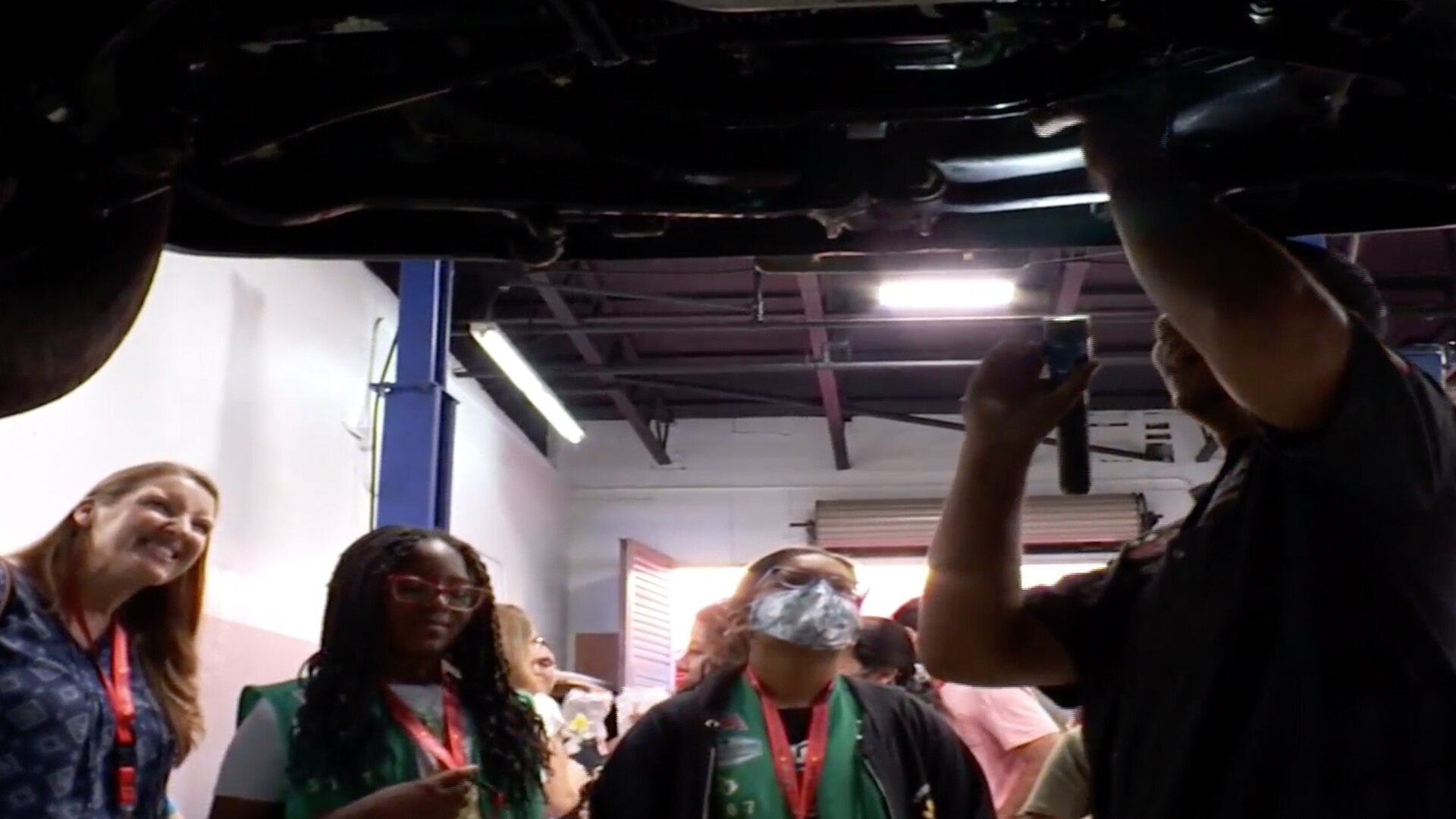 Watch hoy Día Highlight Conoce al taller mecánico que instruye a las