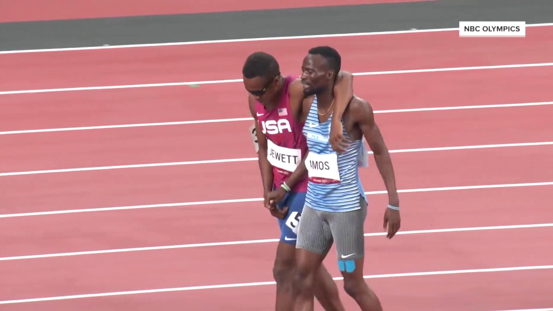 Watch TODAY Highlight US runner finishes race arm in arm with