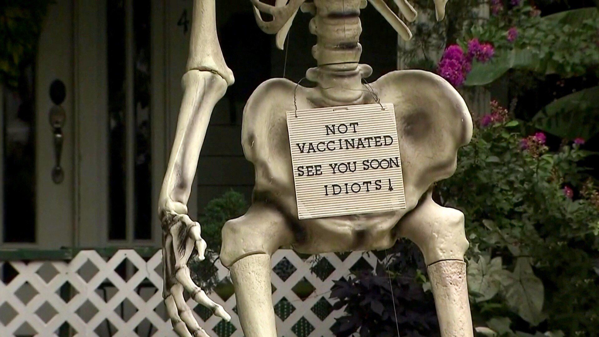 Watch hoy Día Highlight: Un hombre exhibe en su jardín un esqueleto