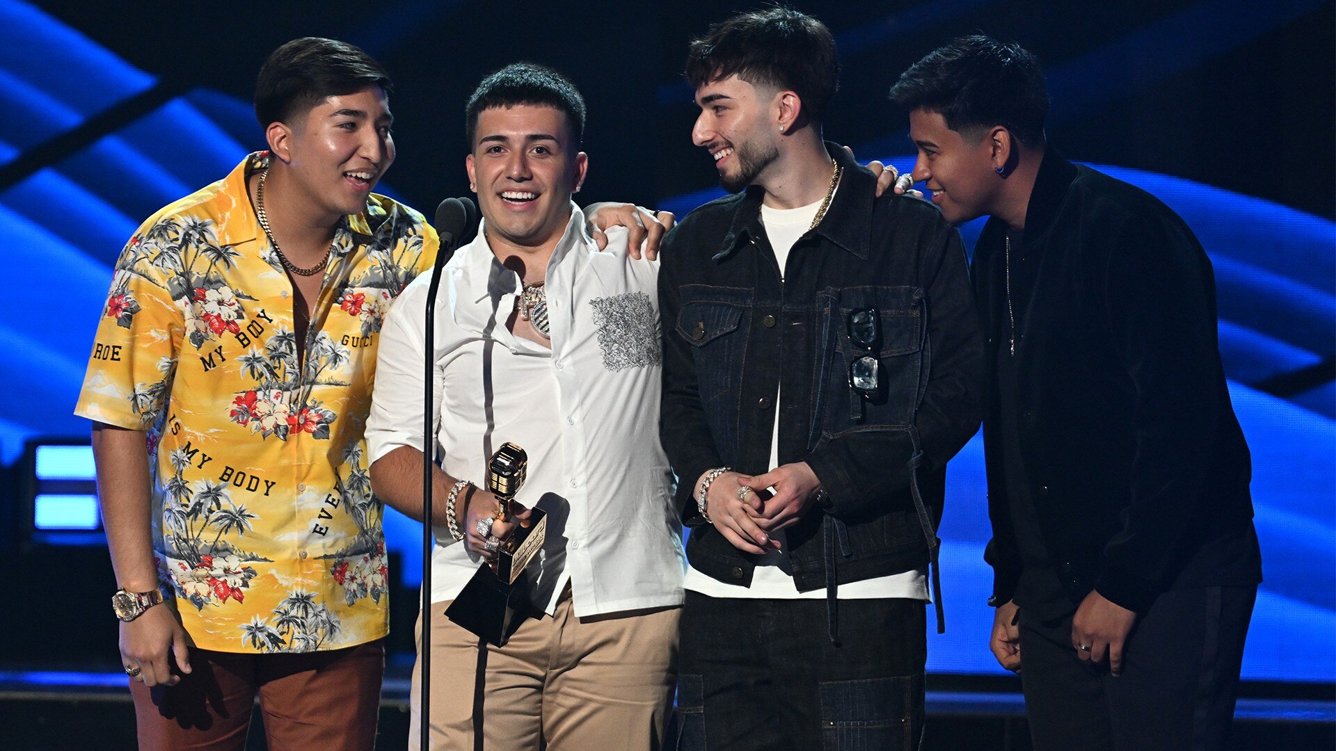 Watch Premios Billboard de la Música Latina 2022 Highlight: Eslabón