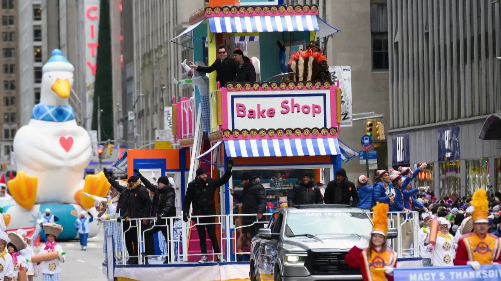Is shoppers drug mart open on thanksgiving monday