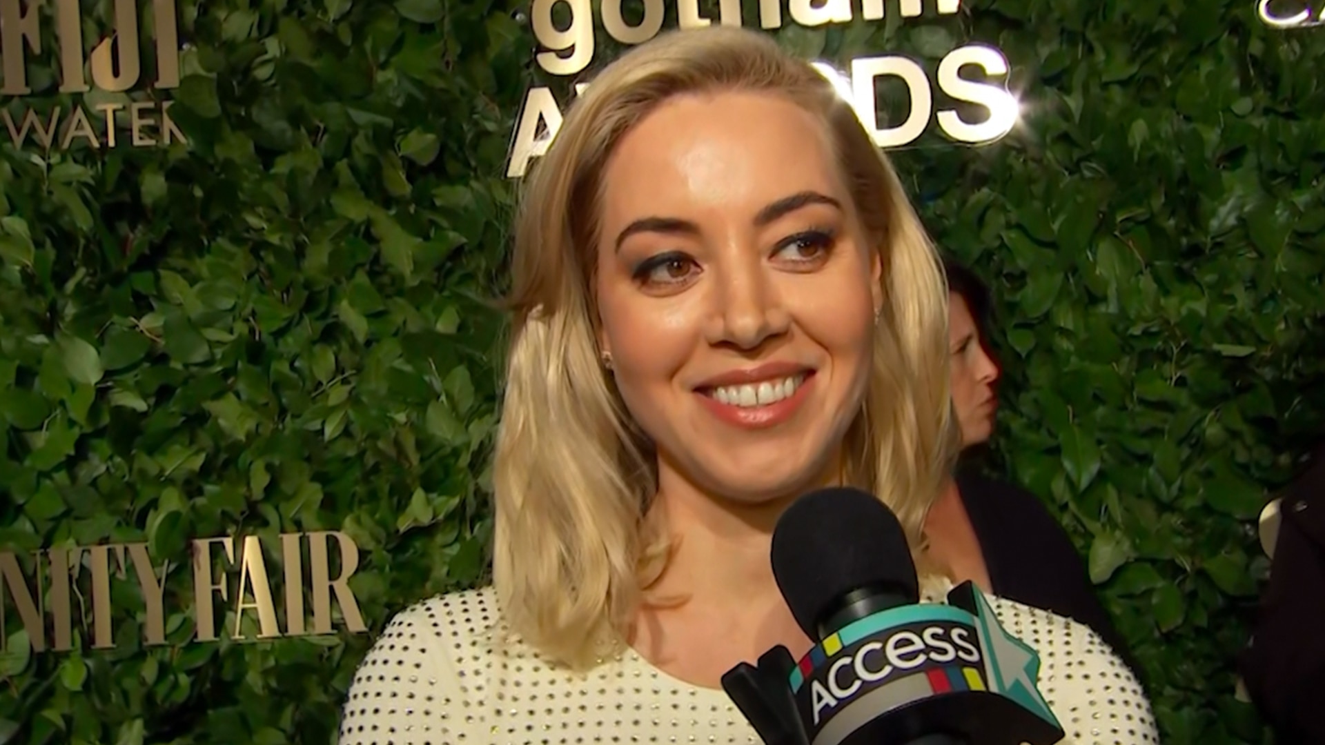 Aubrey Plaza Just Debuted Old Hollywood Blonde Hair On Red Carpet