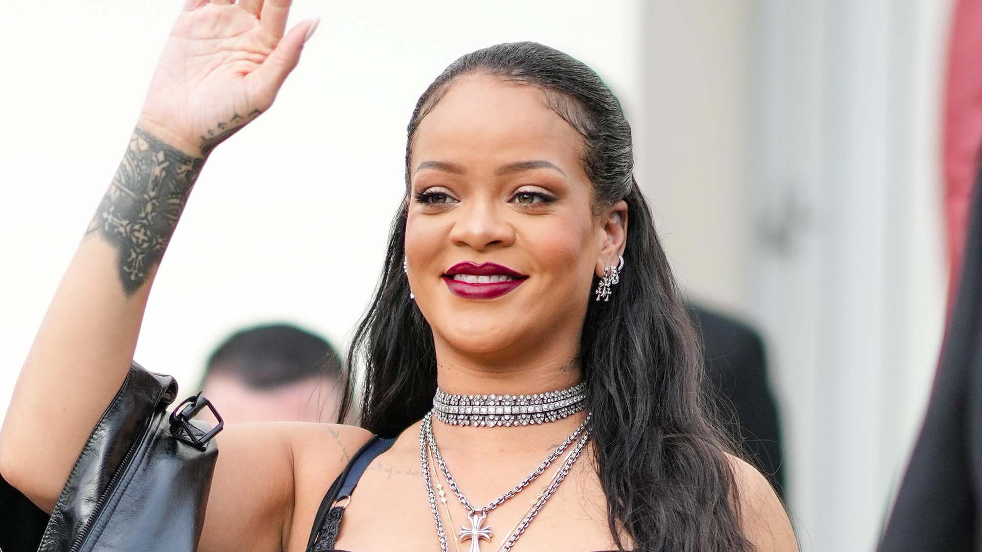 Watch Access Hollywood Highlight Rihanna Delivers Flawless Response When Told Shes Late To