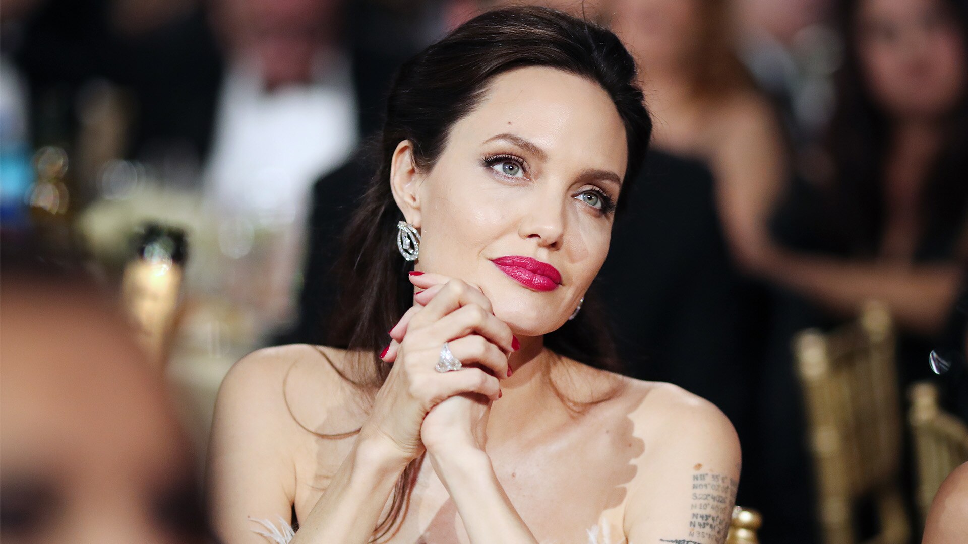 Watch Access Hollywood Highlight Angelina Jolie Pays Heartfelt Visit(00)