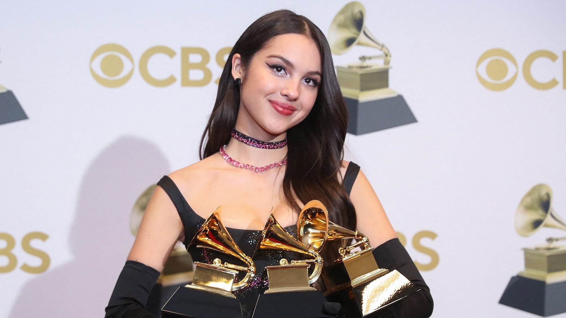 Watch TODAY Excerpt Olivia Rodrigo drops one of her Grammy awards on