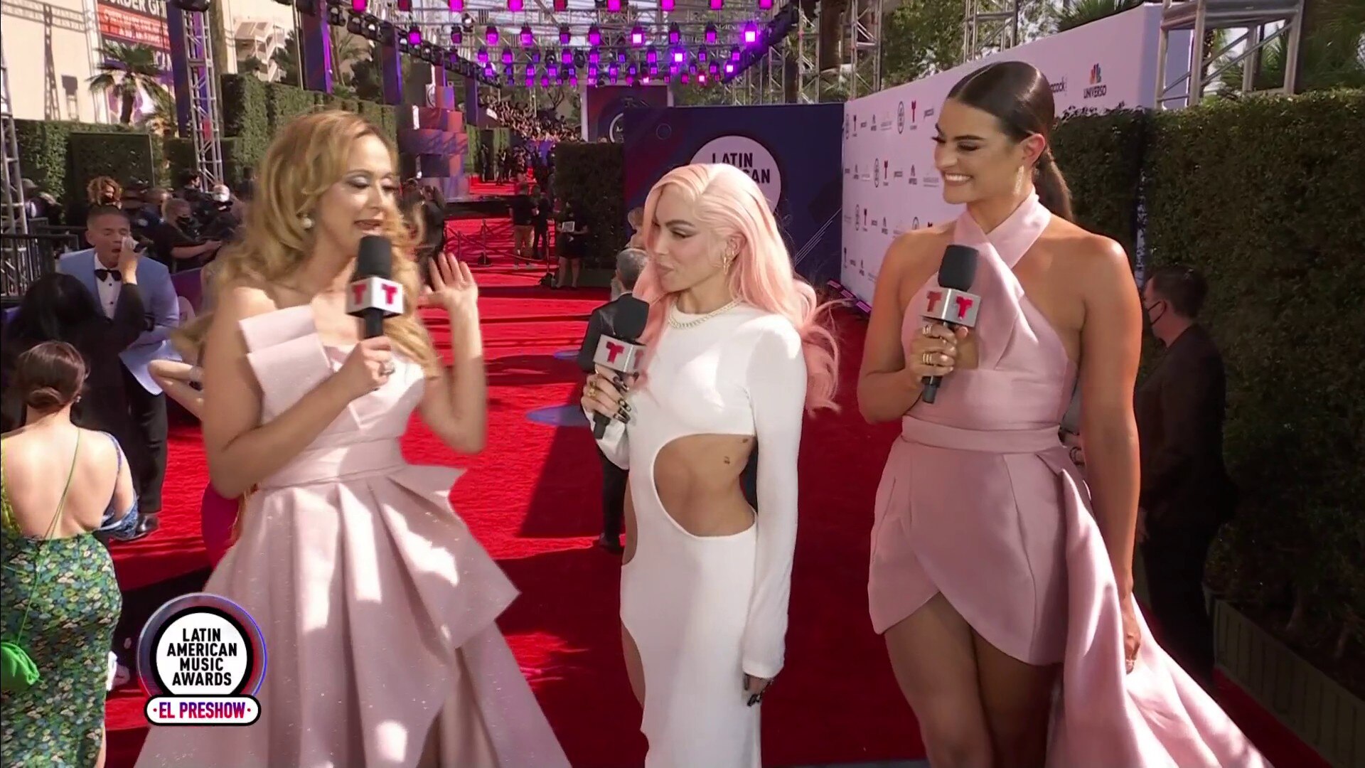 Watch La Alfombra Roja De Latin American Music Awards Highlight Chesca