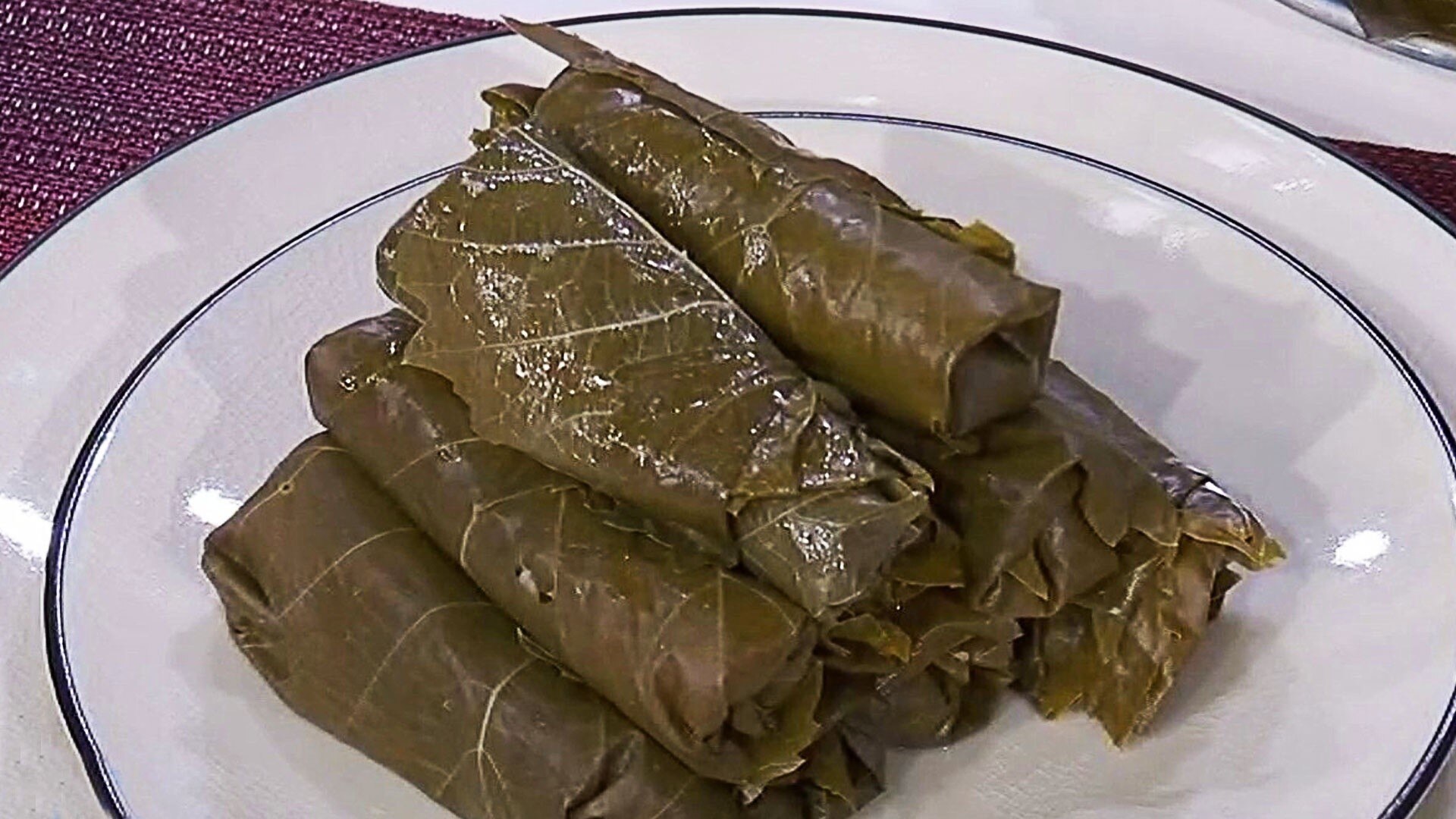 Watch Hoy Día Highlight Hojas de parra rellenas de arroz, una