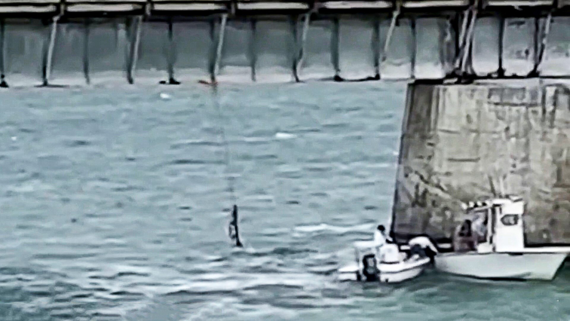 Watch Hoy Día Highlight: Un 'parasail' Choca Contra Un Puente En ...