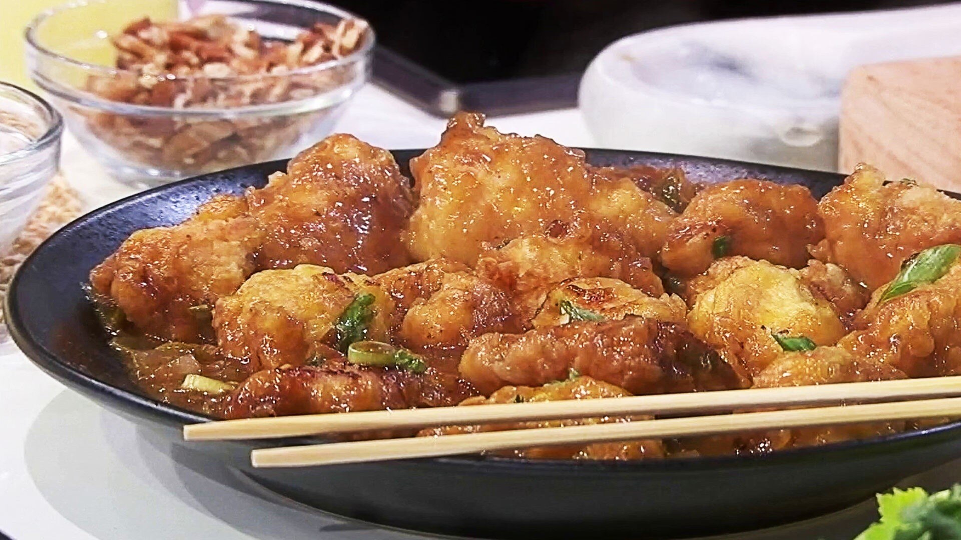 Watch Hoy Día Highlight: Prepara un rico pollo a la naranja estilo oriental  para disfrutar de la cocina asiática 