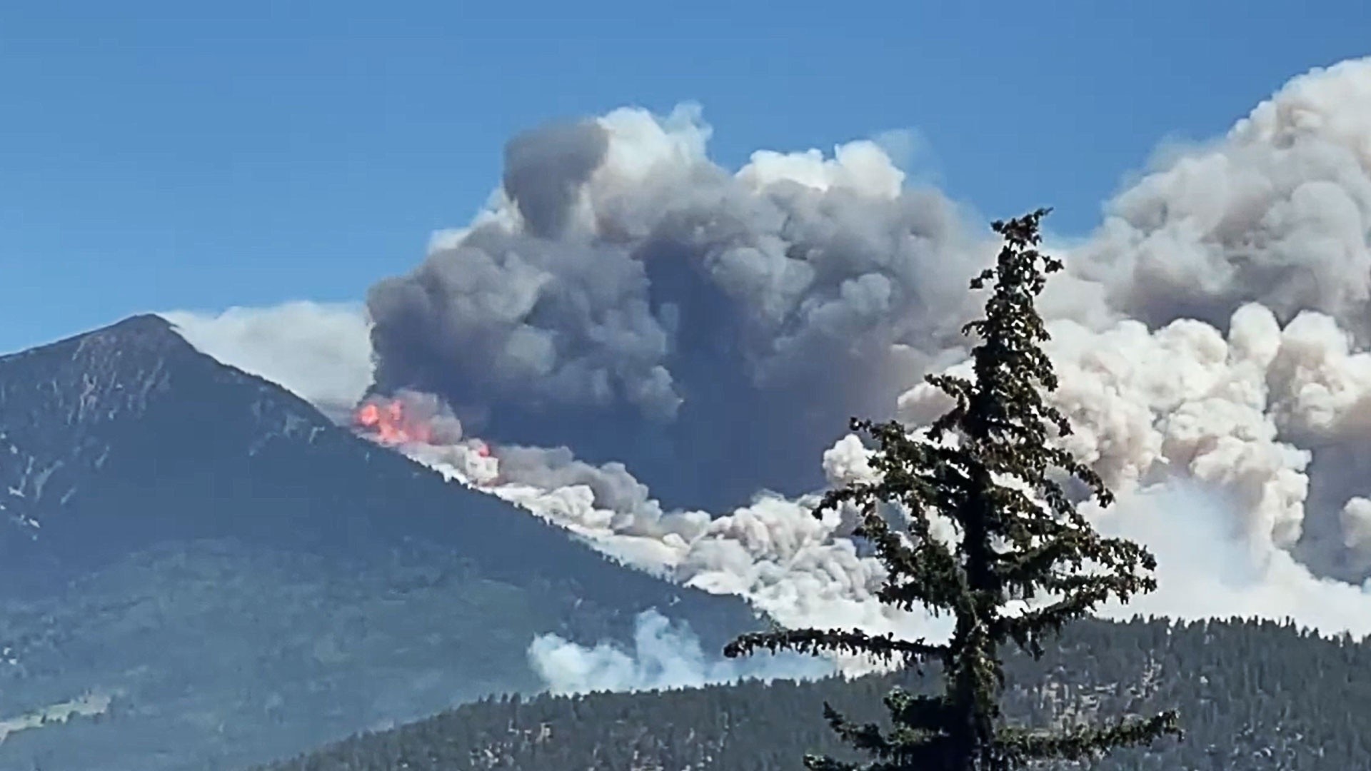 Watch Hoy Día Highlight Más de 2,000 casas fueron evacuadas a causa de