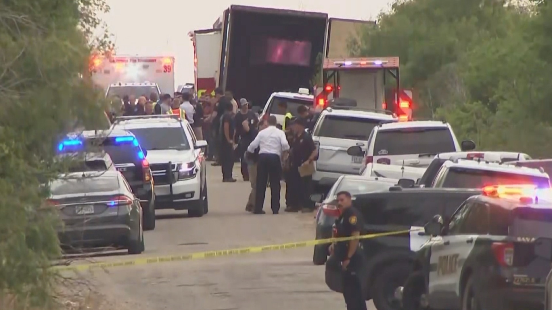 Переехал призрака. Переезд привидений Сан-Антонио. Death in Texas. 46 Migrants found Dead in abandoned Trailer in San Antonio, Texas. San Antonio, Texas Truck.