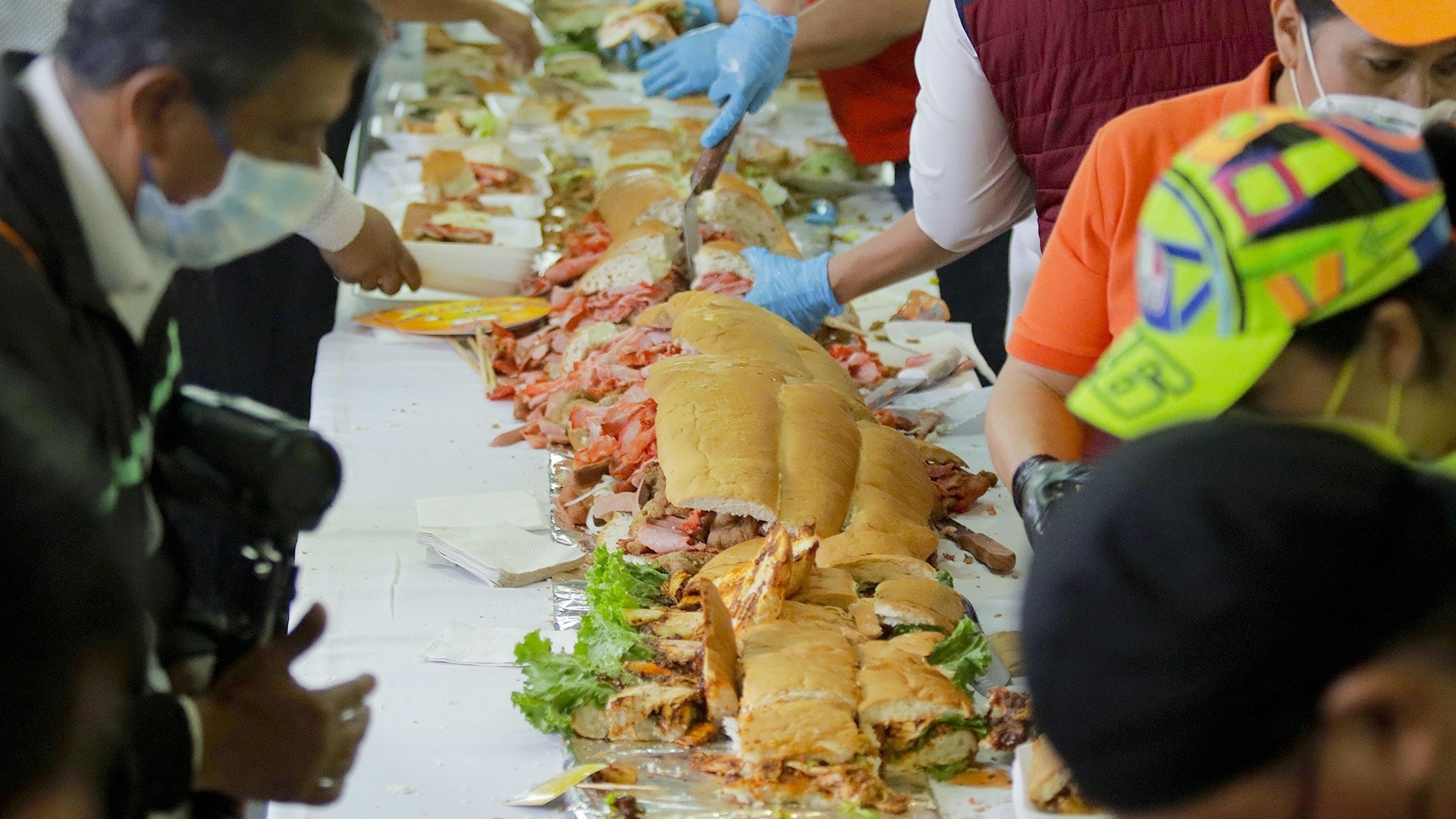 Watch Noticias Telemundo Mediodía Highlight Así se prepara una tradicional cemita, una especie