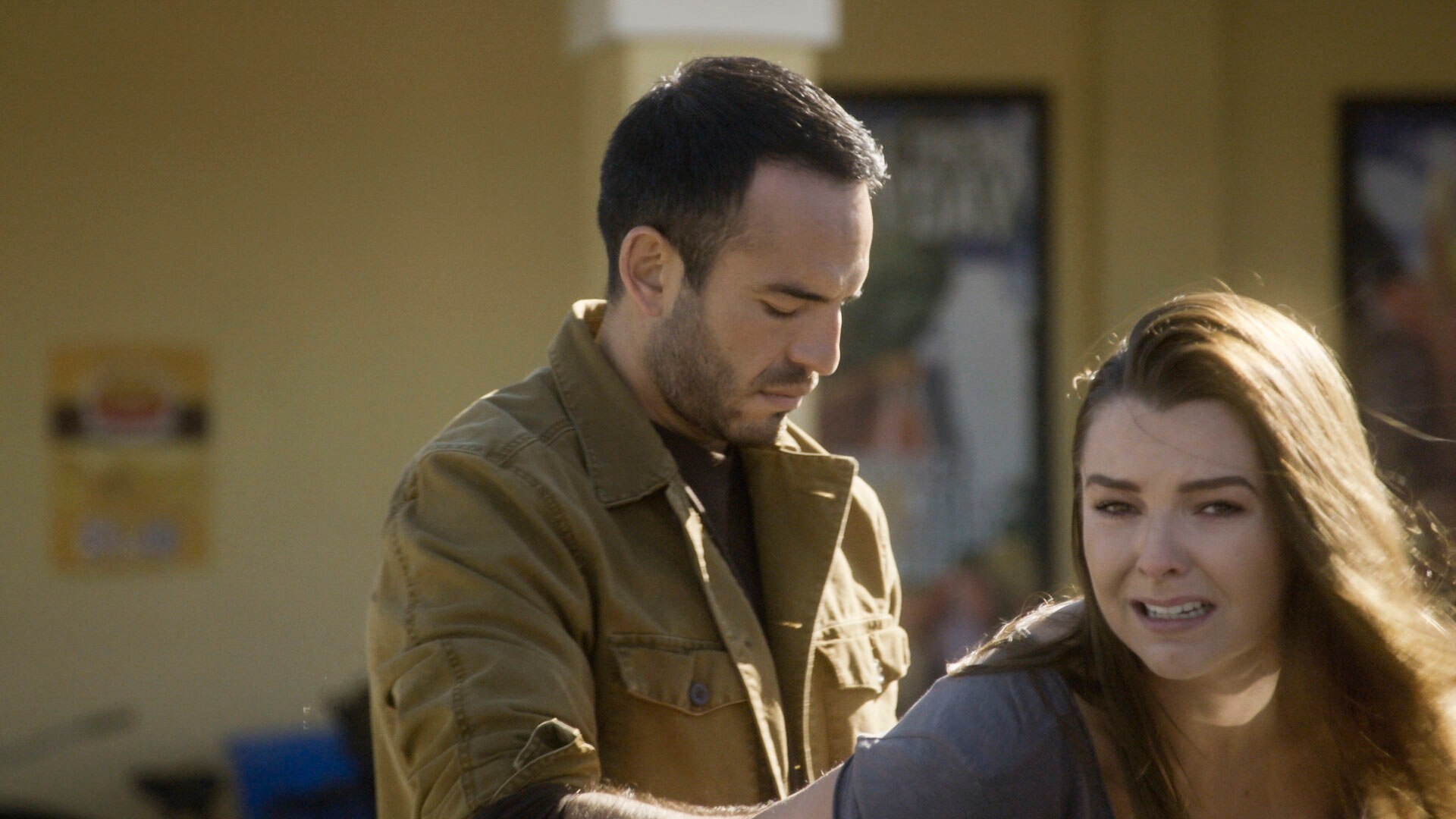 Watch Al Otro Lado del Muro Episode: Joel Arresta a Sofía - NBC.com - Al Otro Lado Del Muro Season 1 Episode 1