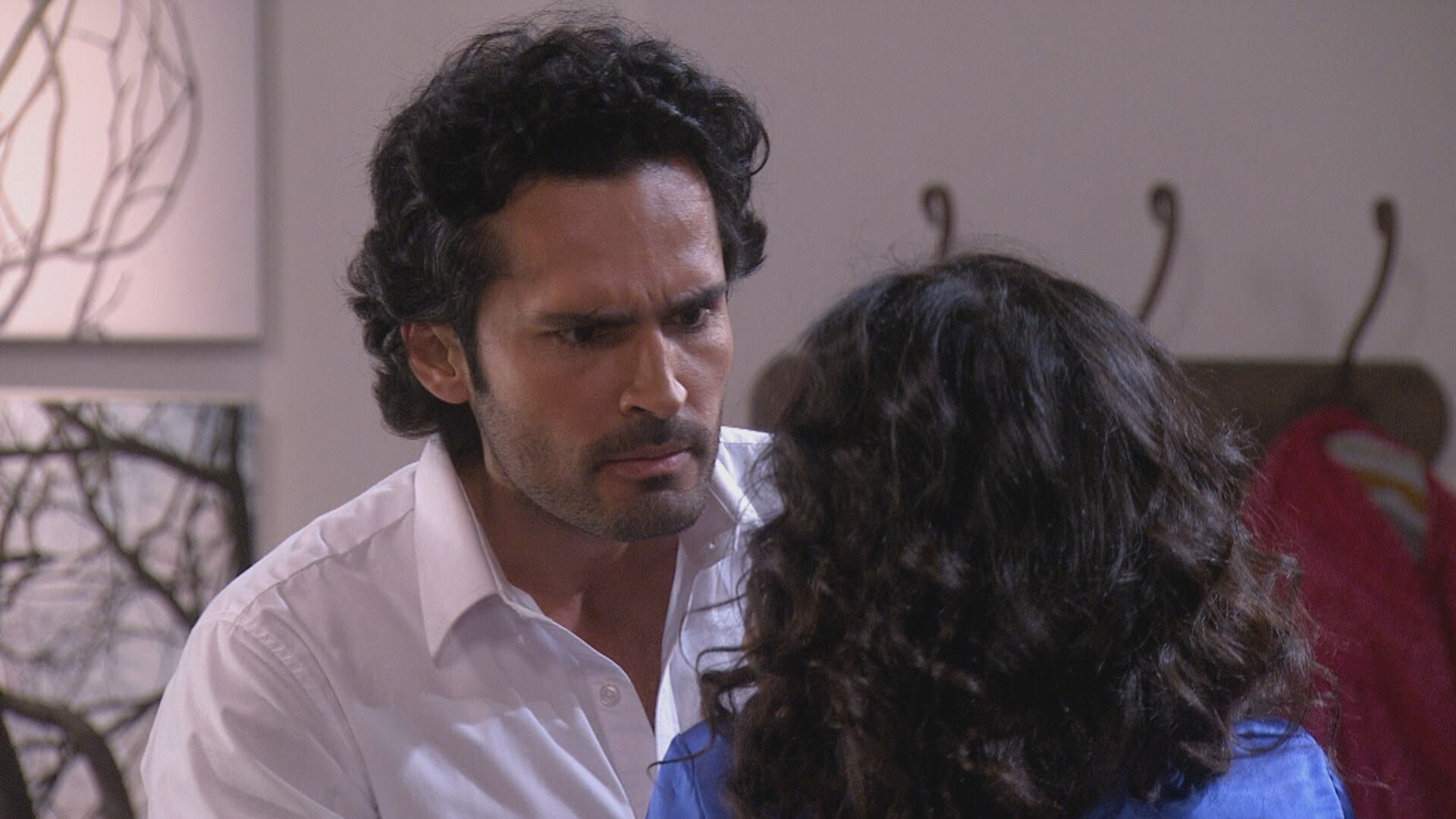 Watch Tierra de Reyes Episode: ¡Es un desgraciado! - NBC.com