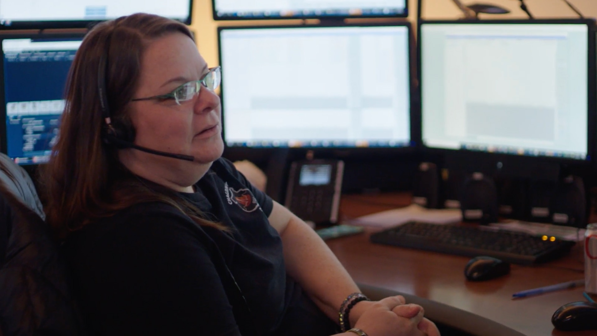 watch-911-crisis-center-sneak-peek-911-dispatchers-listen-to-hectic