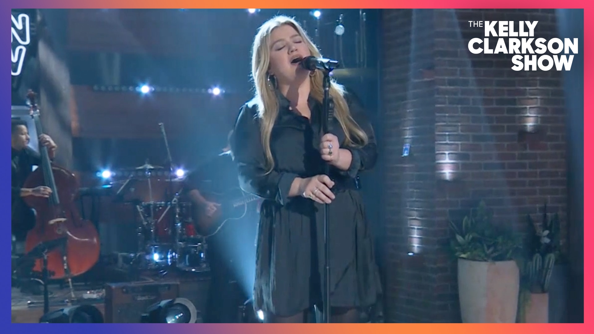 Watch The Kelly Clarkson Show Official Website Highlight Kelly Clarkson Covers Lady In Red 