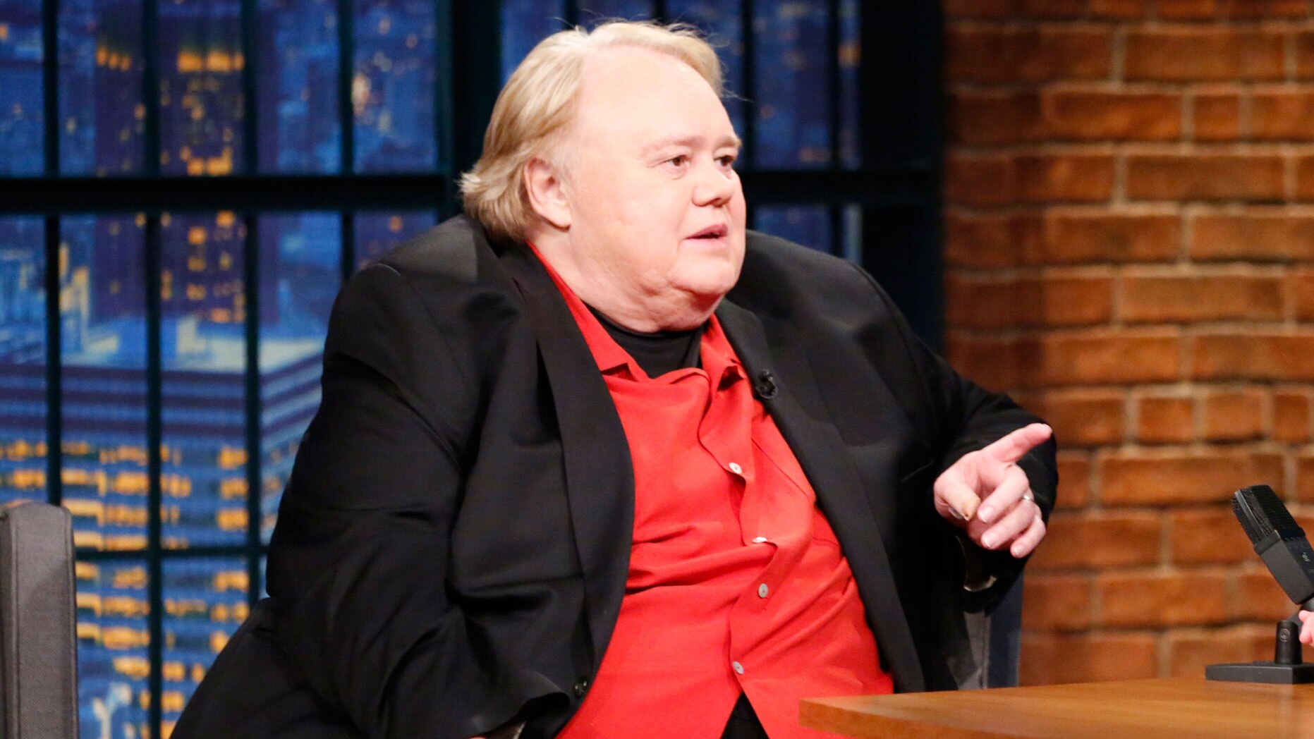 Watch Late Night with Seth Meyers Highlight Louie Anderson on Playing Zach Galifianakis' Mom in