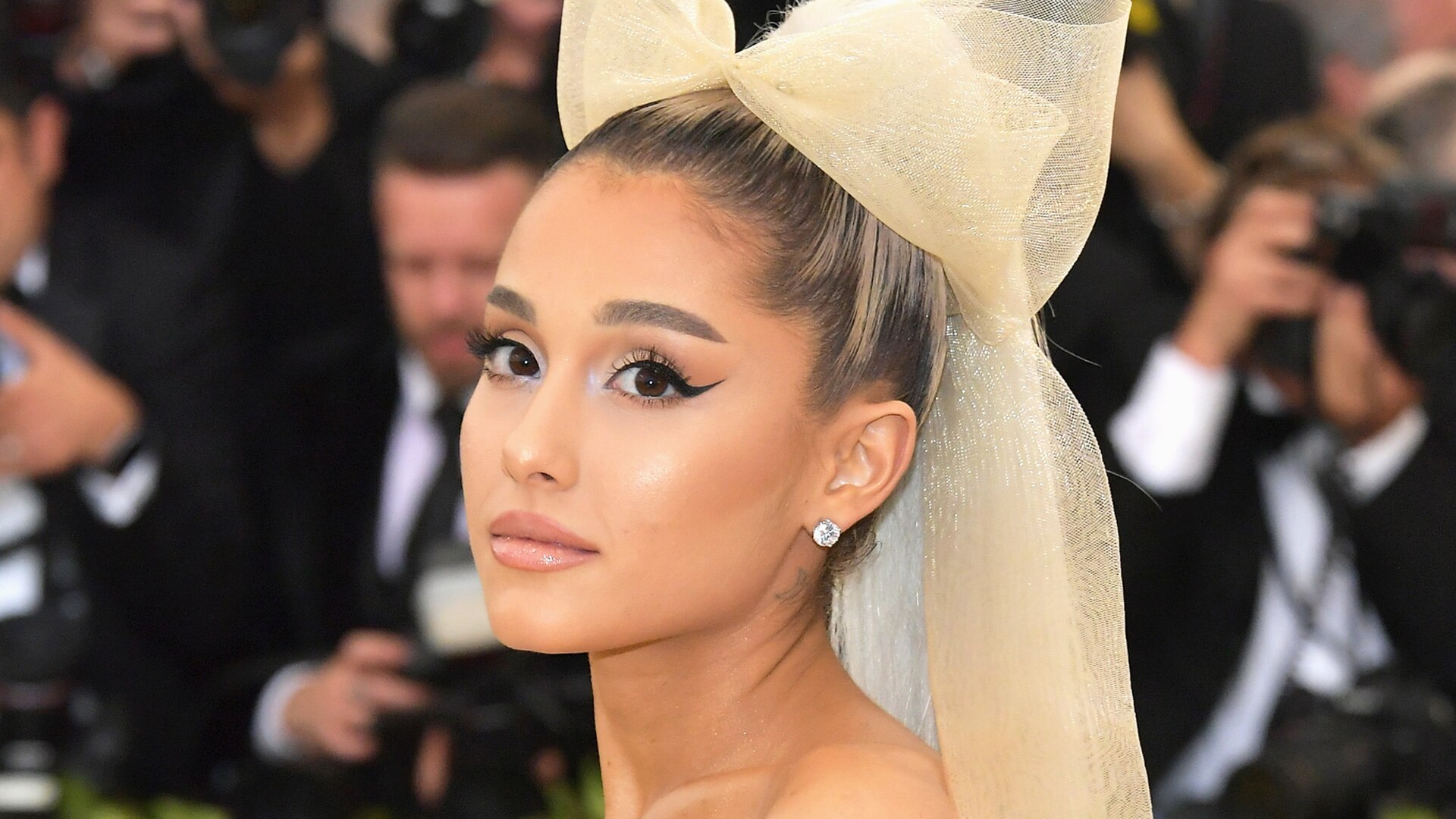 Watch Access Hollywood Highlight Ariana Grande Apologizes For JonBenét