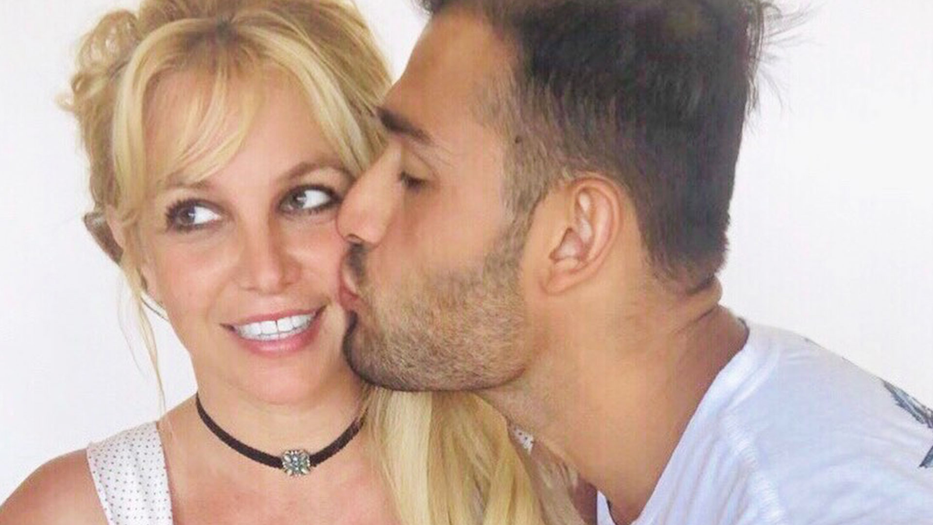 Watch Access Hollywood Highlight Britney Spears Enjoys Romantic 39th(02)