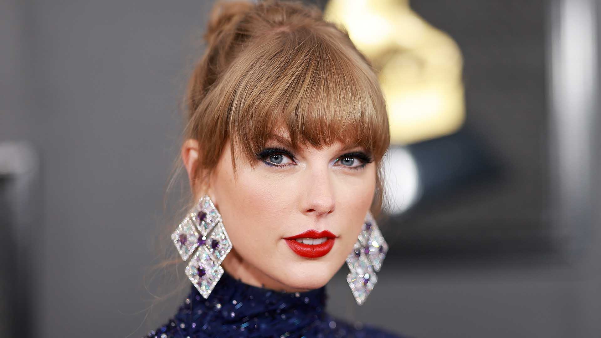 Watch Access Hollywood Highlight: Taylor Swift Dazzles In Midnight Blue ...