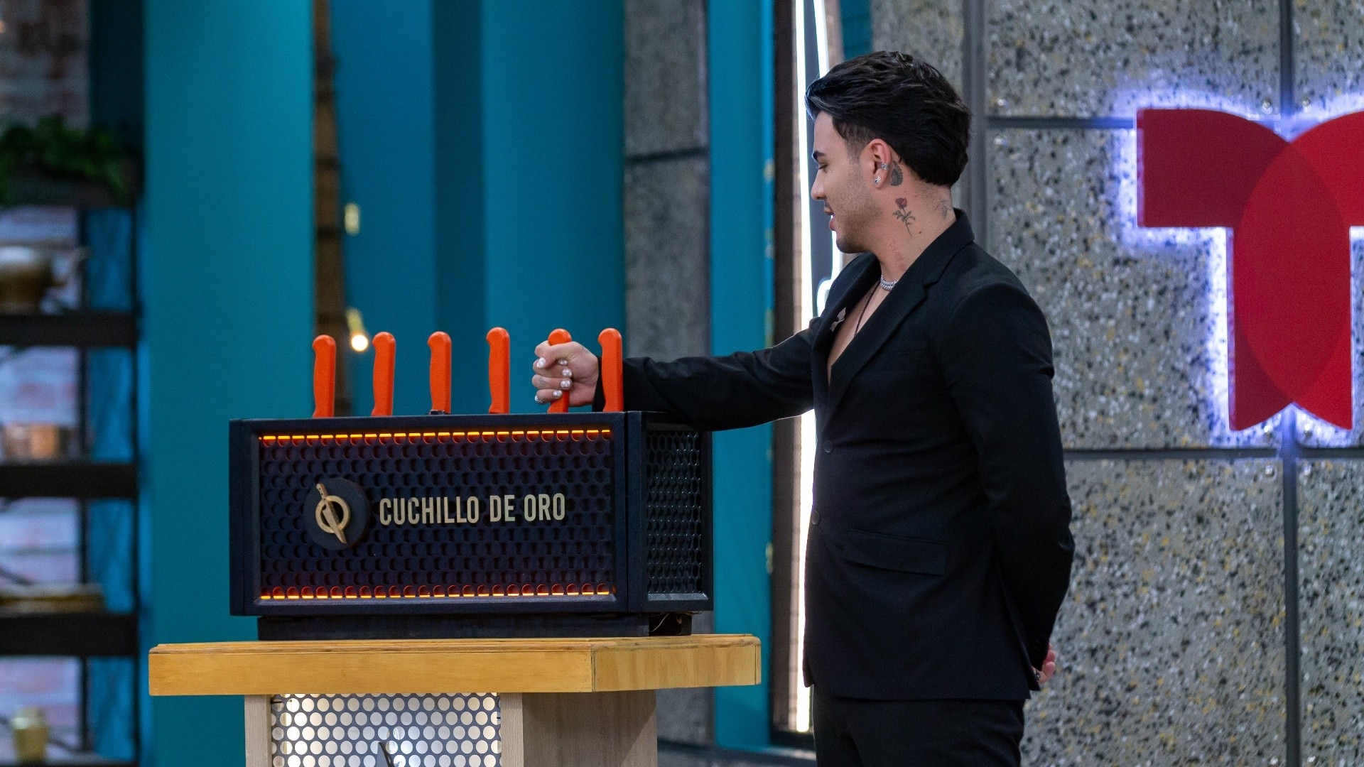 Watch Top Chef Vip Highlight Sebas Usa El Cuchillo De Oro Para Salvar A Johnny Y Helen En Top