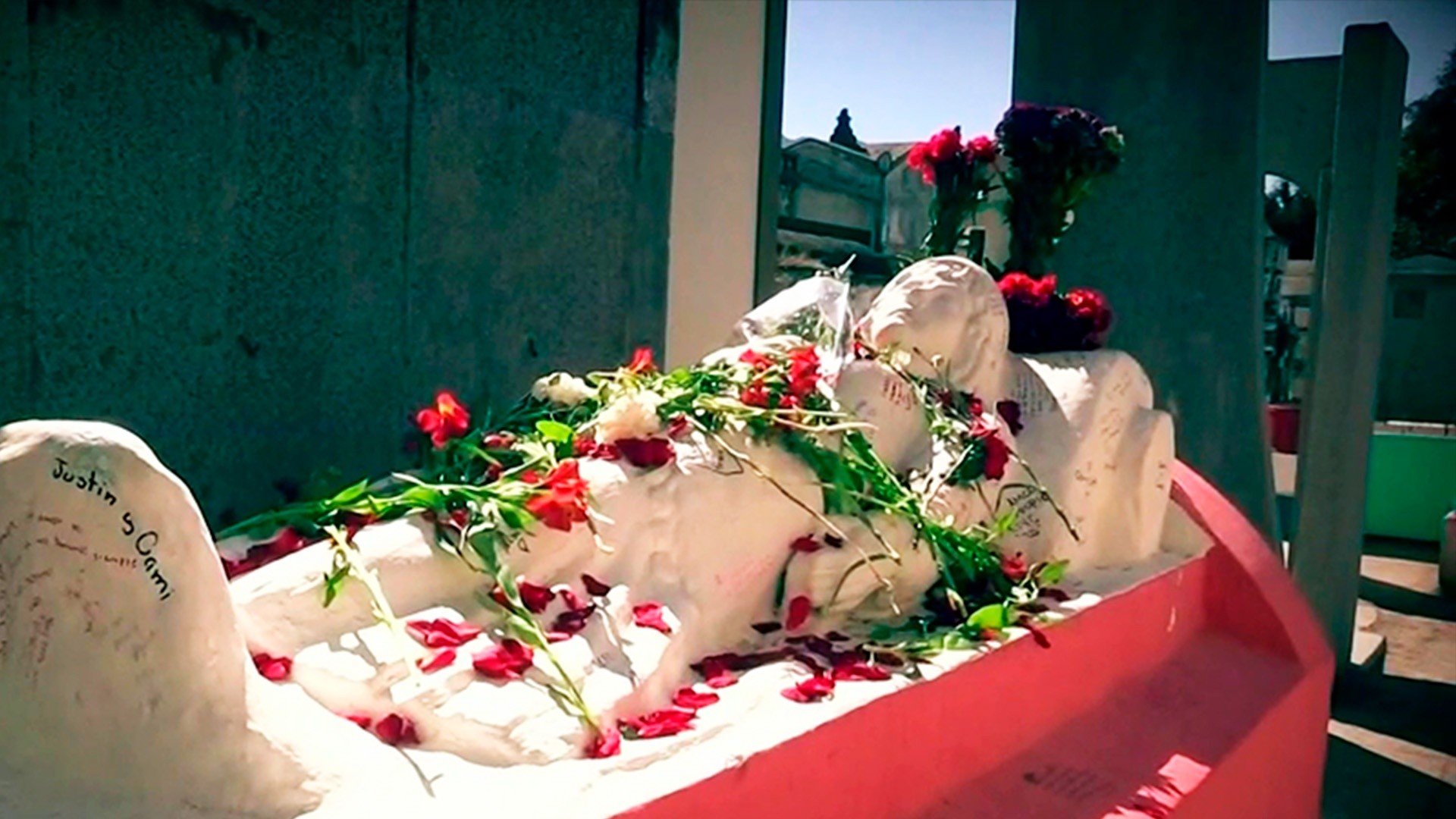 Watch Al Rojo Vivo Highlight Amantes peregrinan a tumba de gitana que