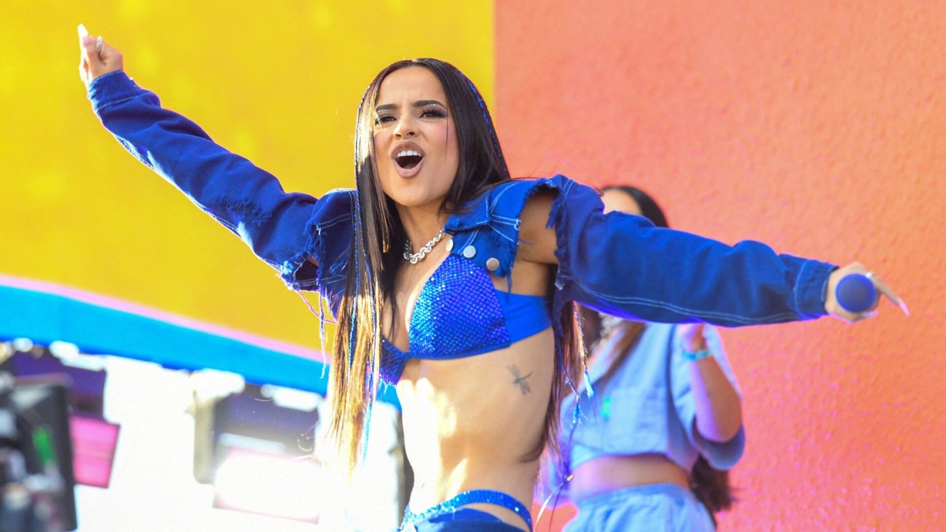 Watch Hoy D A Highlight Becky G Peso Pluma Y Otros Latinos Que Brillaron En Coachella