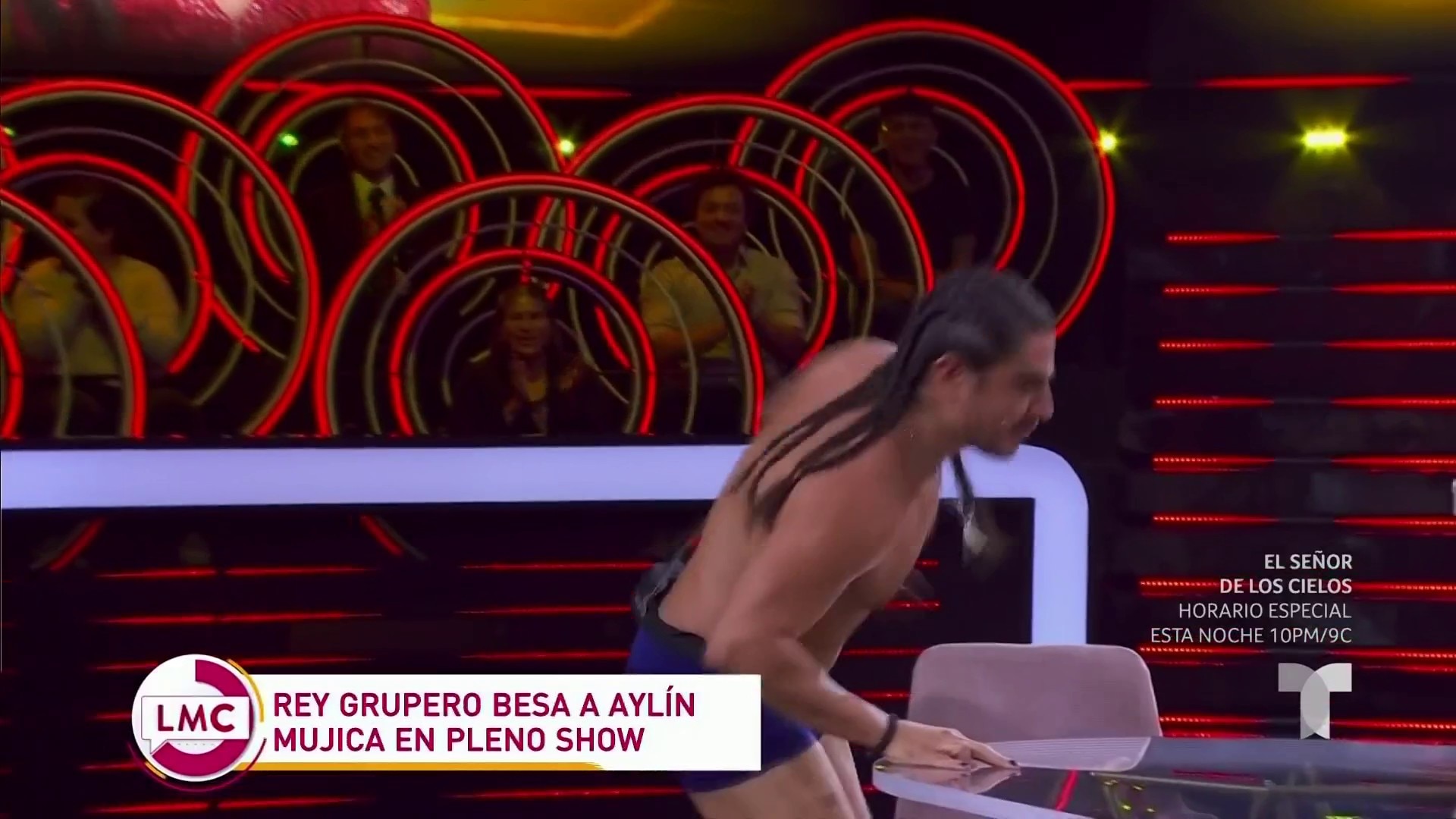 Watch La Mesa Caliente Clip: Beso de Rey Grupero a Aylín Mujica genera  polémica y debate, ¿lo rechazó o le gustó? - NBC.com