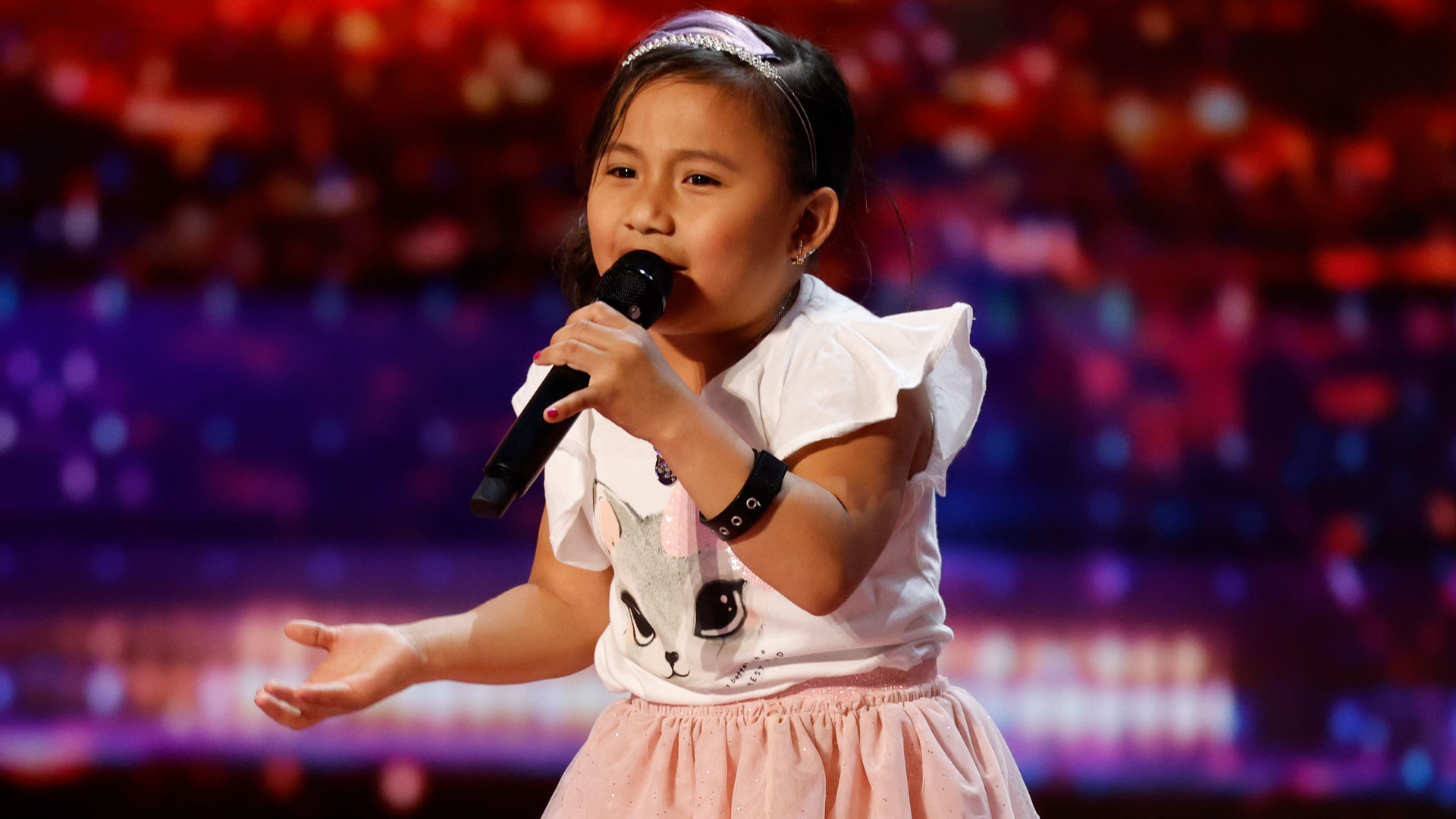 Watch Americas Got Talent Highlight Six Year Old Zoe Erianna Steals Sofias Heart With Born 9182