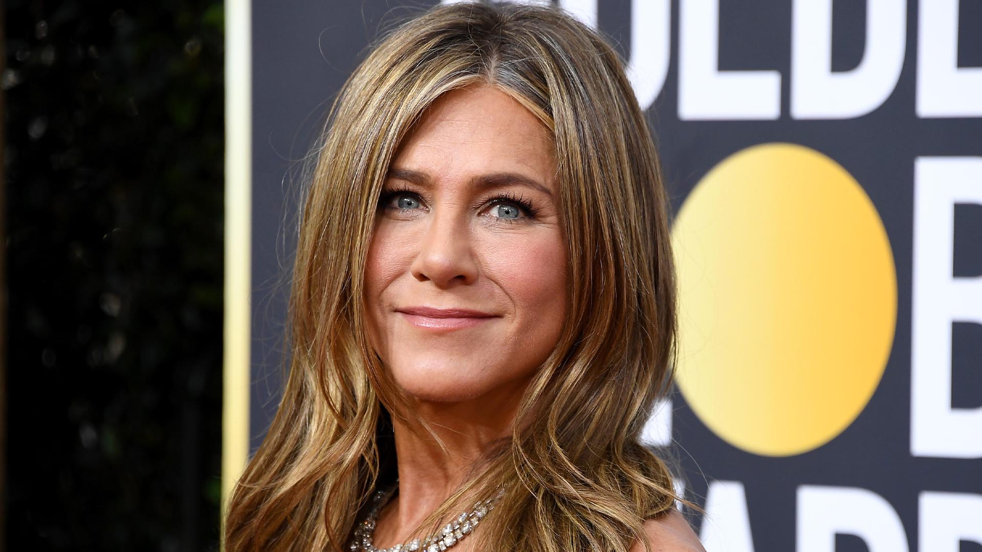 Jennifer Aniston goes bananas after receiving a backhanded