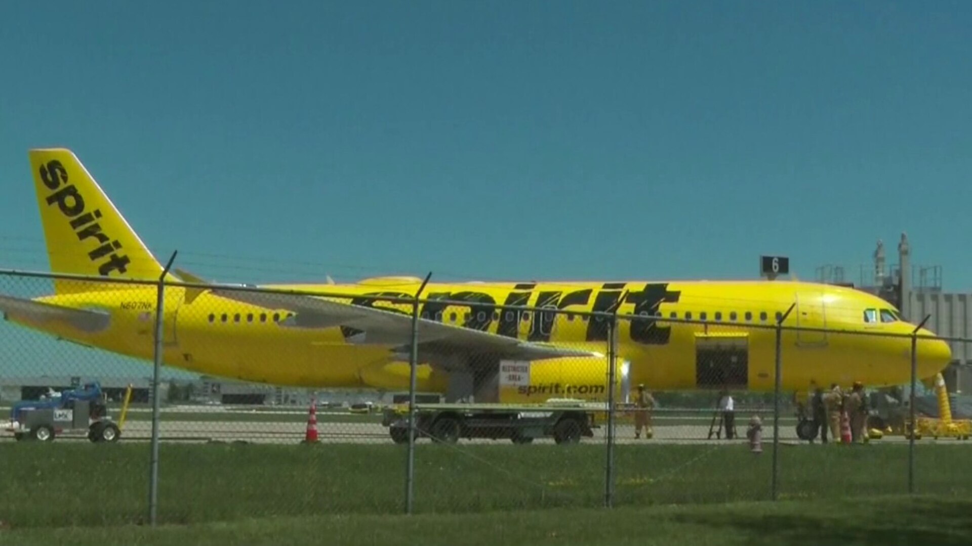 Watch Noticias Telemundo En La Noche Highlight: Un avión de Spirit